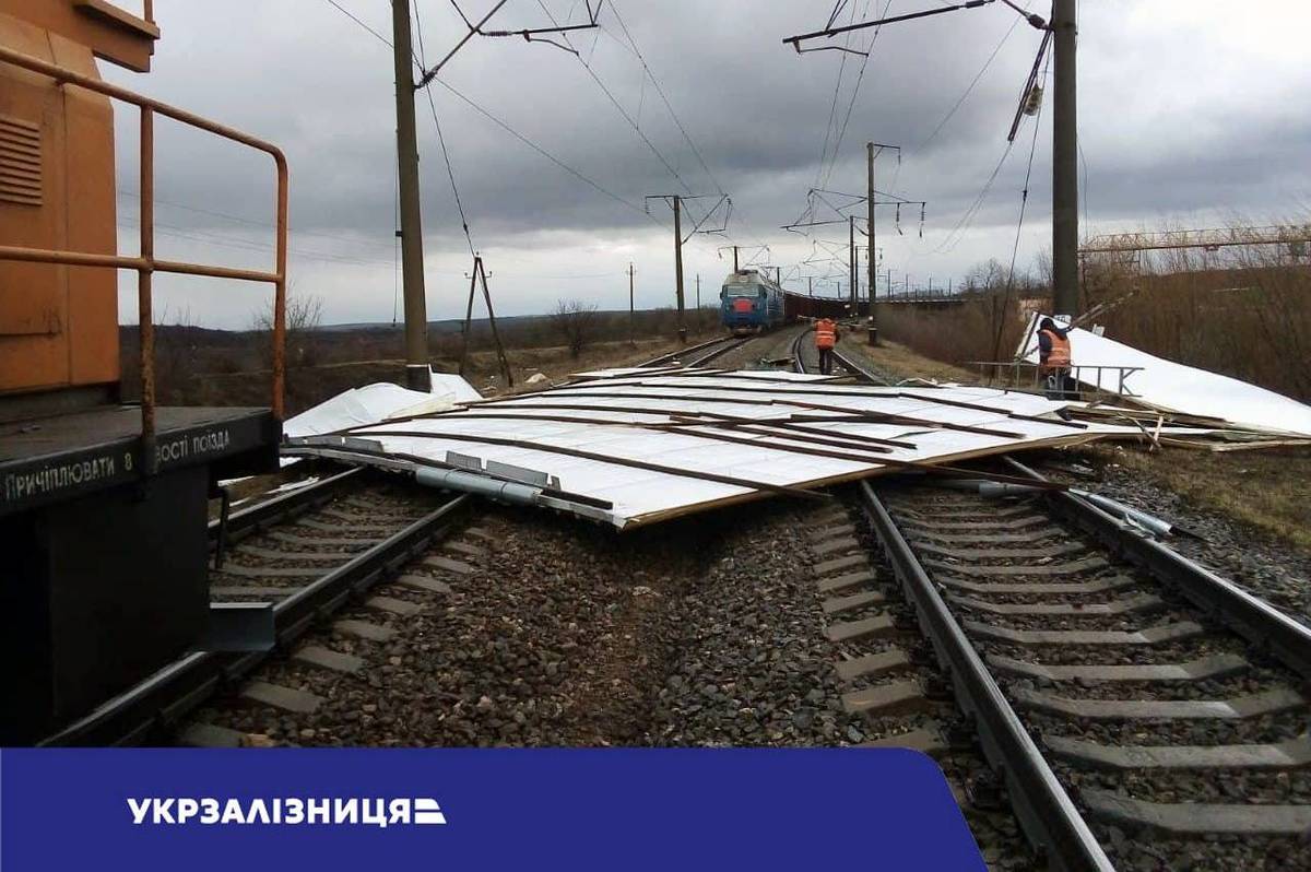 Залізничники за годину ліквідували наслідки негоди та відкрили рух поїздів на Вінниччині