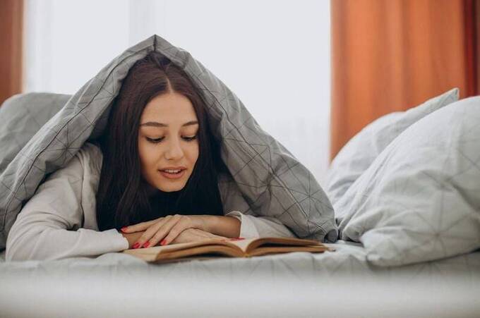 Чому варто читати книжки перед сном: користь для сну, мозку і настрою