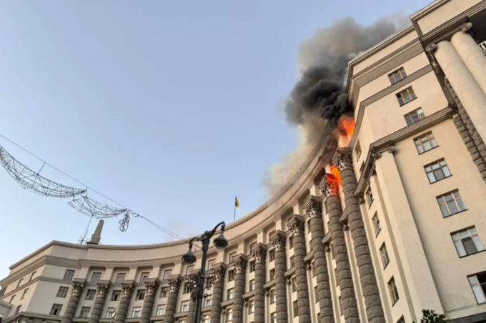 Внаслідок нічної ворожої атаки вперше постраждала будівля Кабміну