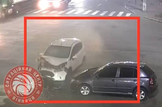 Лобове зіткнення у Вінниці: двоє людей постраждали в ДТП