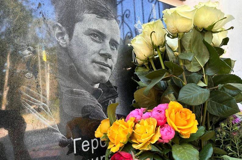 У Капустянах відкрили меморіальну дошку на честь полеглого захисника Михайла Насадюка