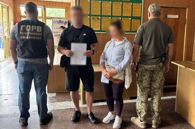 Фальшива «турбота»: прикордонники на Вінниччині викрили чоловіка з підробленими документами
