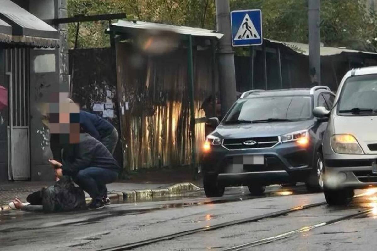 Вранці на Соборній у Вінниці водій Renault збив пішохода (відео)