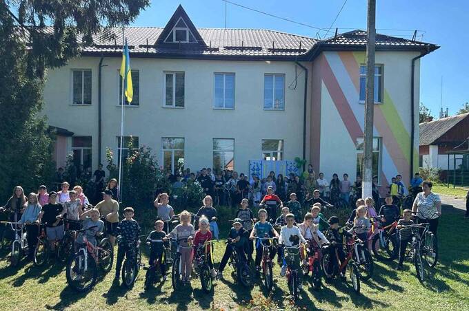 Учнівська ініціатива, що змінила школу: біля Стадницької гімназії з’явилася сучасна велопарковка