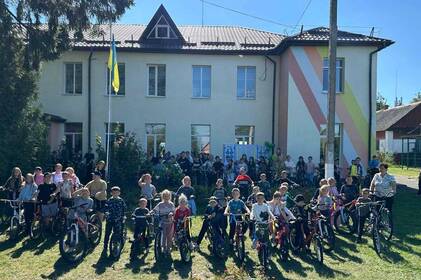 Учнівська ініціатива, що змінила школу: біля Стадницької гімназії з’явилася сучасна велопарковка