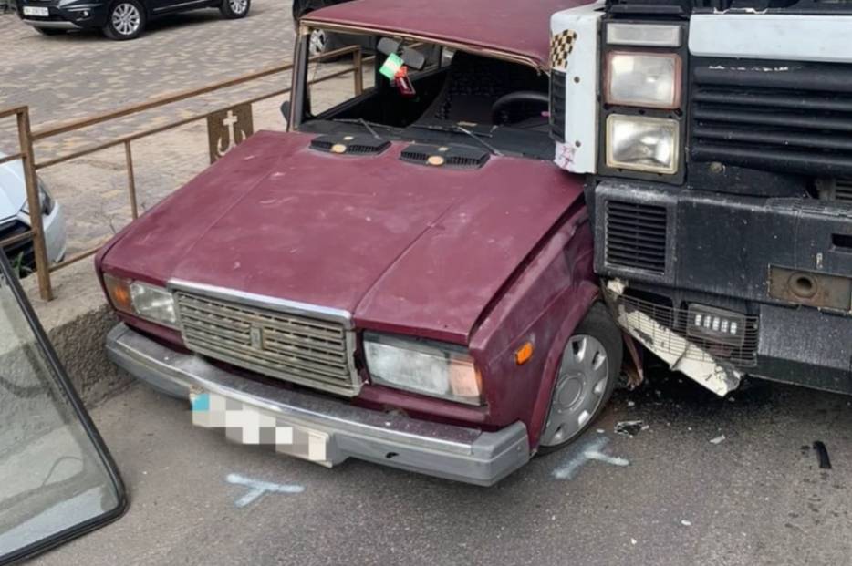 Вантажівка протаранила авто на вулиці Київській у Вінниці