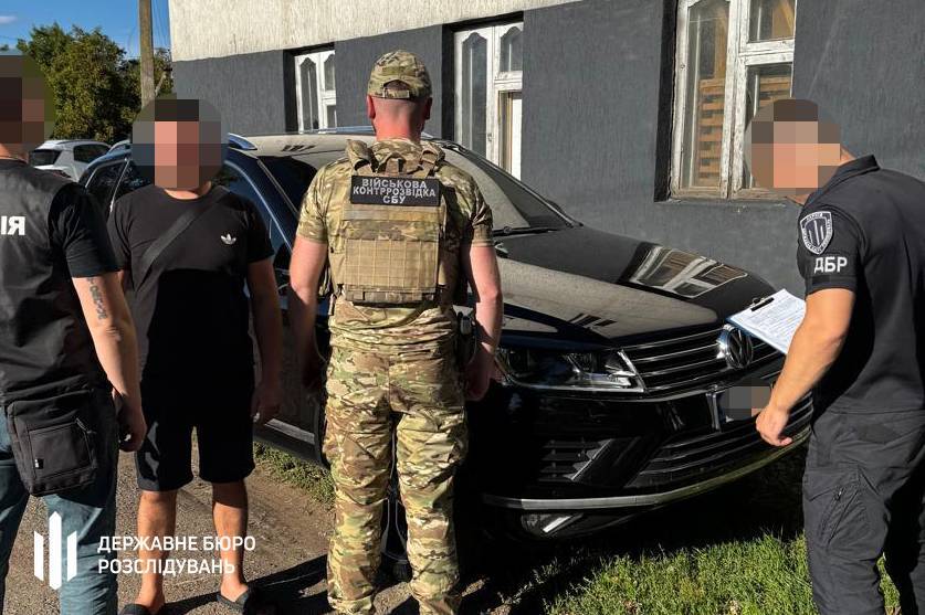 ДБР викрило експравоохоронця, який переправляв військовозобов'язаних за кордон на Вінниччині