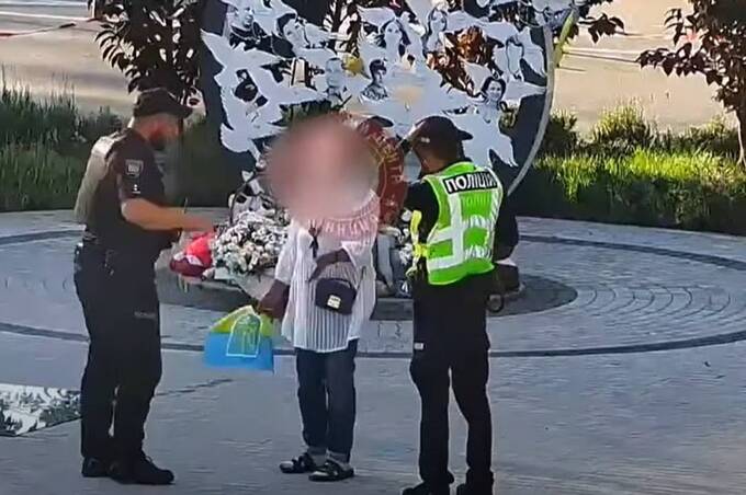 Неповага до пам’яті: у Вінниці жінка вчинила наругу біля Стели Пам’яті жертв ракетного удару