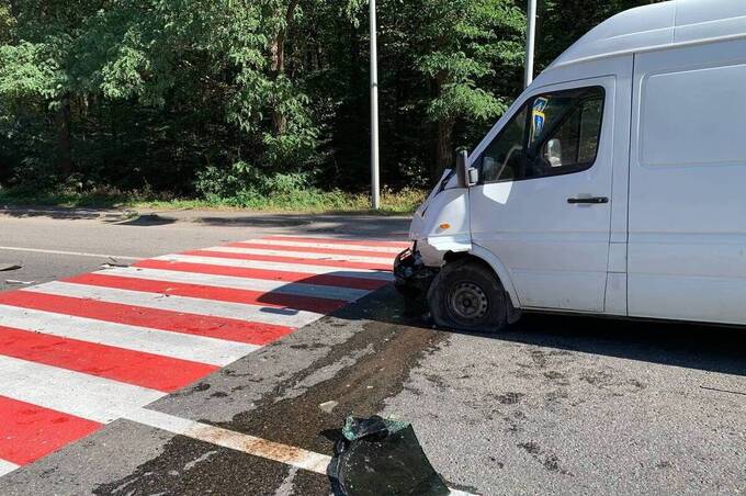 ДТП біля Стрижавки: Mercedes в’їхав у Volkswagen, постраждав пішохід