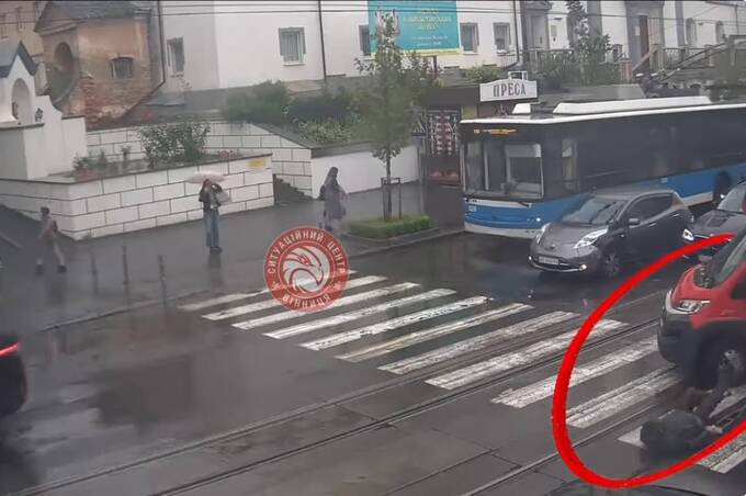 У центрі Вінниці автомобіль збив пішохода на «зебрі» (відео)