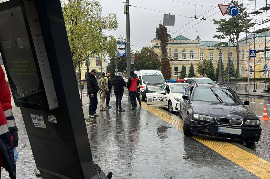 У Вінниці легковик врізався у зупинку: постраждала жінка