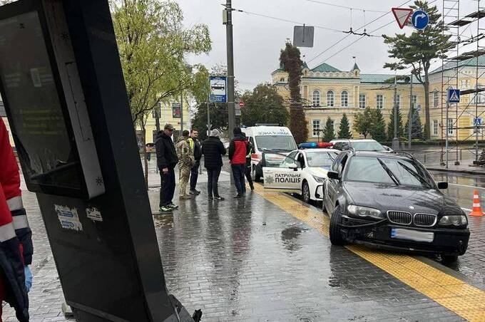 У Вінниці легковик врізався у зупинку: постраждала жінка