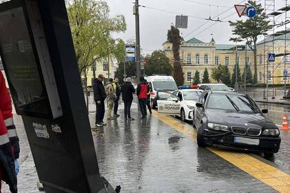 У Вінниці легковик врізався у зупинку: постраждала жінка