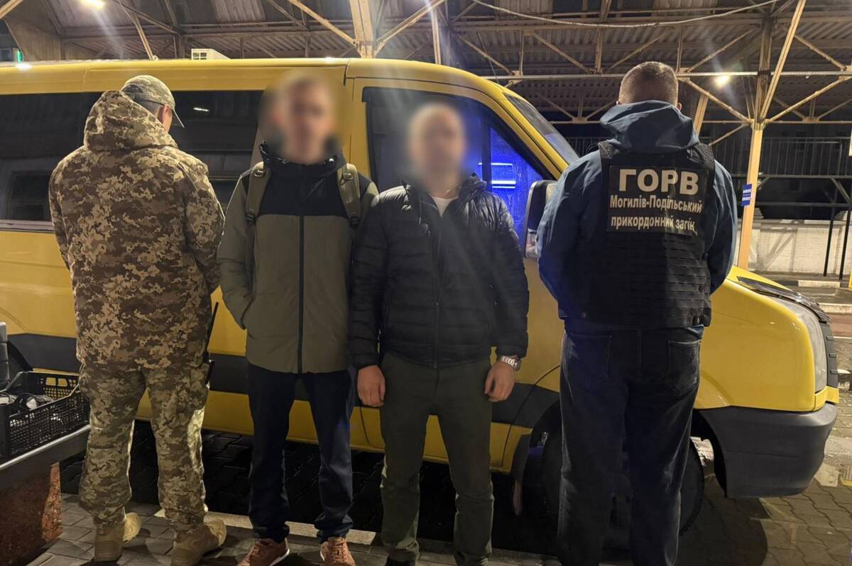 Вінничанин обрав незвичайний спосіб втечі за кордон і сховався у авто під подушками (відео)