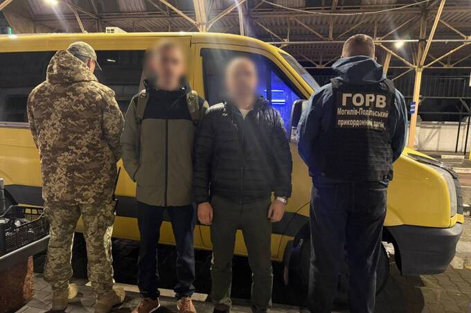 Вінничанин обрав незвичайний спосіб втечі за кордон і сховався у авто під подушками (відео)