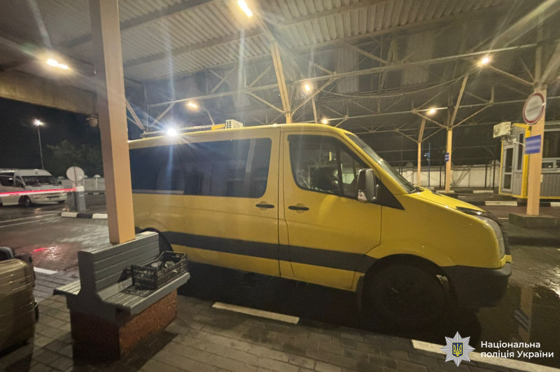 На Вінниччині водій сховав чоловіка під речами, щоб перевезти через кордон