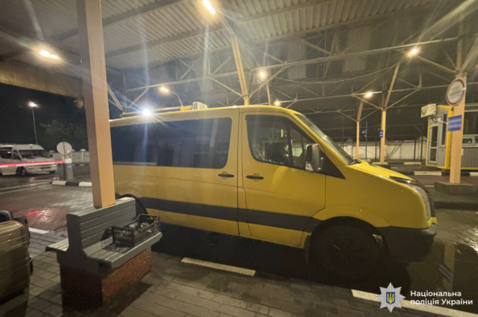 На Вінниччині водій сховав чоловіка під речами, щоб перевезти через кордон