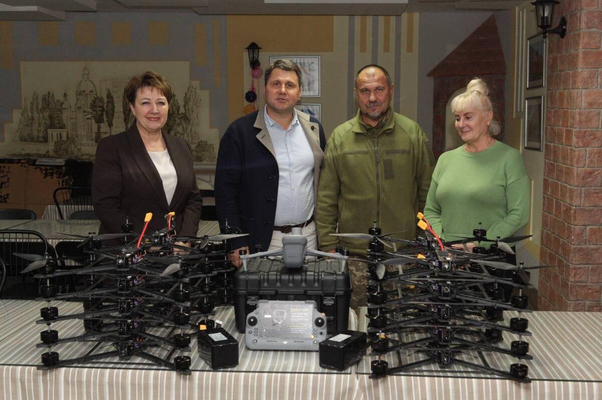 Вінницька громада передала військовим на Донеччину 20 FPV-дронів і DJI Matrice 4T