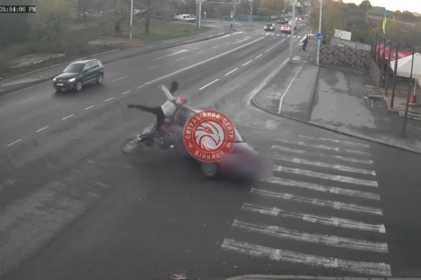 Моторошна ДТП у центрі Вінниці: водій Mazda не пропустив пітбайк (відео)