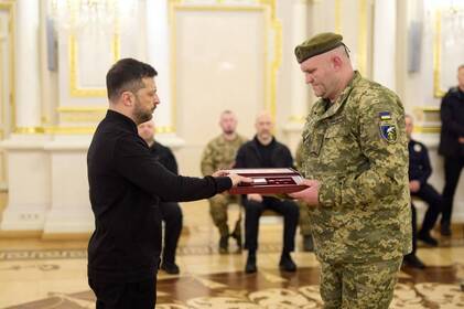 Президент вручив високу державну нагороду солдату Денису Лисенку з Вінниччини