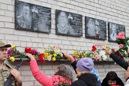 У Нападівці на Вінниччині відкрили меморіальні дошки Станіславу Бажурі та Михайлу Гончаруку