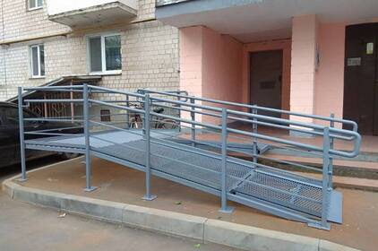 У Вінниці встановили пандус біля багатоповерхівки на першому проїзді Гетьмана Мазепи, 30