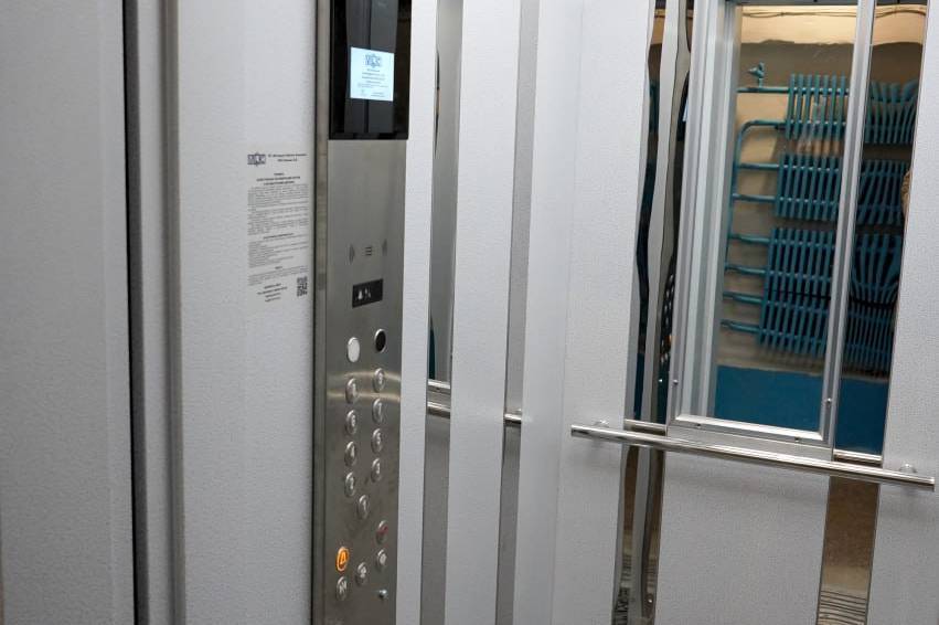 У Вінниці облаштували інклюзивний ліфт та підйомник у під'їзді на Первозванного, 14