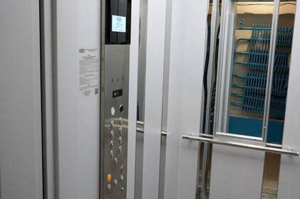 У Вінниці облаштували інклюзивний ліфт та підйомник у під'їзді на Первозванного, 14