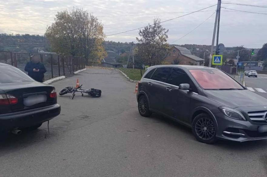 У Гайсині водій електровелосипеда потрапив під колеса легкового авто