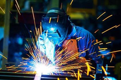 Няня і зварювальник — які ще професії стали популярними