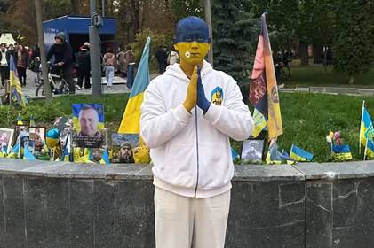 Китайський художник подорожує Україною з посланням миру: Вінниця стала новою зупинкою