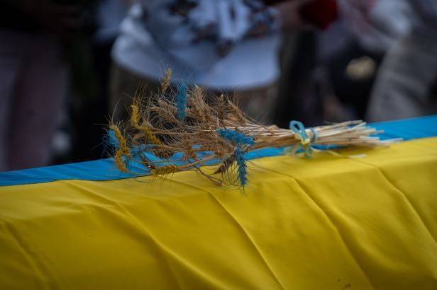В Україні врегулювали правила поховання і перепоховання захисників: деталі закону В Україні врегулювали правила поховання і перепоховання захисників: деталі закону