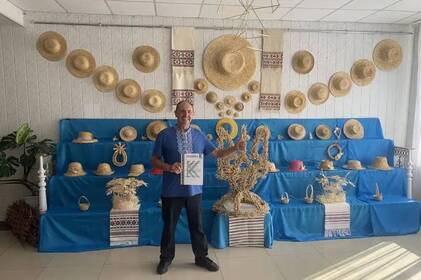 Майстер з Вінниччини сплів найбільший капелюх з соломи й потрапив до Книги рекордів (фото)