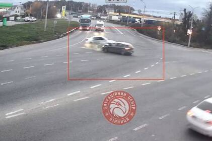 На Хмельницькому шосе у Вінниці зіткнулися дві автівки: пасажири госпіталізовані (відео)