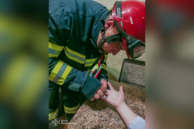 У Вінниці ДСНС зняли обручку з набряклого пальця жінки У Вінниці ДСНС зняли обручку з набряклого пальця жінки