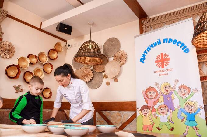 У Вінниці діти з непростими долями вчилися готувати традиційну грузинську страву (фото)