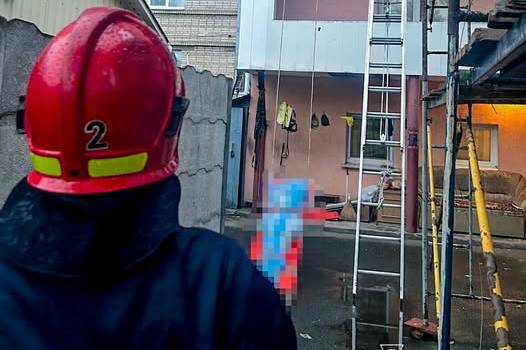 На вулиці Стеценка у Вінниці жінка загинула після падіння з дев’ятого поверху На вулиці Стеценка у Вінниці жінка загинула після падіння з дев’ятого поверху