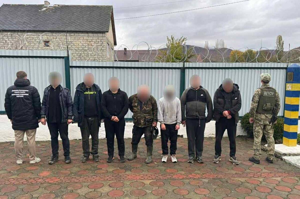 Мешканець Вінниччини разом з групою чоловіків спробував незаконно перетнути кордон (відео) Мешканець Вінниччини разом з групою чоловіків спробував незаконно перетнути кордон (відео)