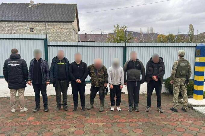 Мешканець Вінниччини разом з групою чоловіків спробував незаконно перетнути кордон (відео) Мешканець Вінниччини разом з групою чоловіків спробував незаконно перетнути кордон (відео)