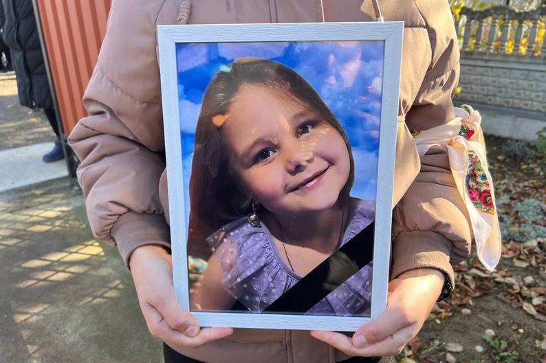 На Вінниччині провели в останню путь 7-річну Діану, яка загинула внаслідок російської атаки