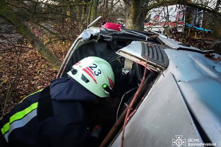 Рятувальники деблокували 16-річного водія з понівеченої машини
