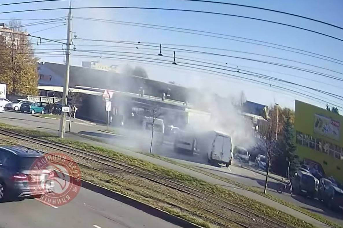 У Вінниці на парковці біля супермаркету загорівся мікроавтобус (відео)