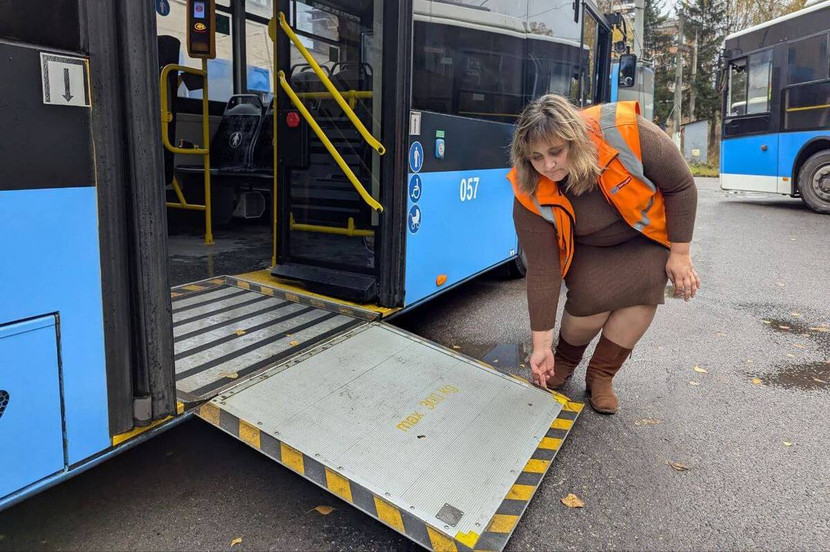 У Вінниці водії громадського транспорту навчаються допомагати людям на кріслах колісних