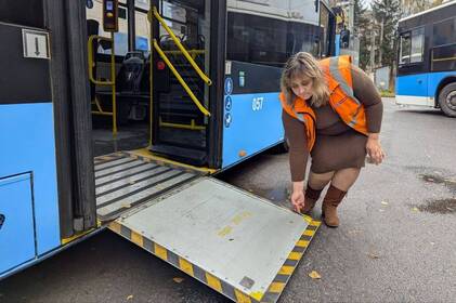 У Вінниці водії громадського транспорту навчаються допомагати людям на кріслах колісних