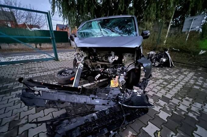 На Вінниччині працівник СТО викрав авто клієнтки та розбив його, врізавшись у дерево