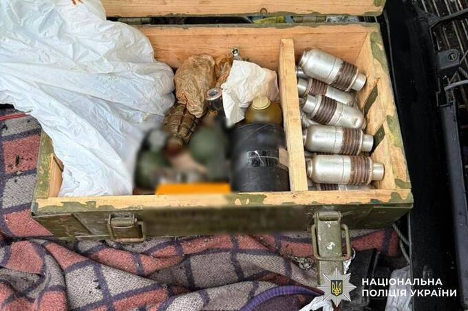 На Вінниччині чоловік облаштував схованки з арсеналом зброї: подробиці та фото