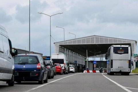На кордоні масштабний технічний збій бази даних: виїзд/в’їзд з України тимчасово заблокований