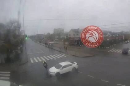 На перехресті Келецької та Шевченка у Вінниці збили велосипедиста (відео)