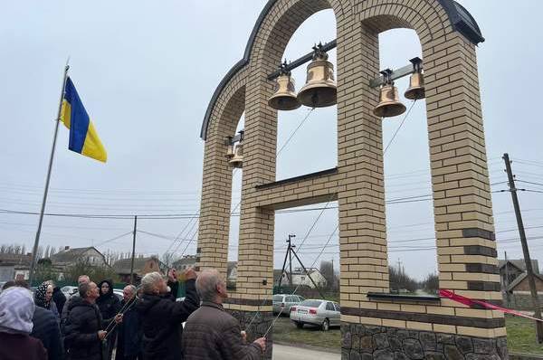 У Хмільнику освятили дзвіницю, зведену на честь загиблого Героя Олександра Марківського (фото)