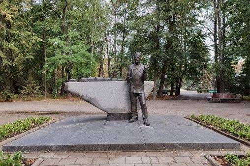 Дівчинка з Покровська впізнала пам’ятник зі свого міста у Вінниці: історія, що торкає серце